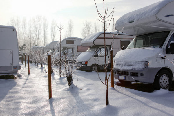 Quand les beaux jours touchent à leur fin, la préparation hivernale de votre camping-car est une étape incontournable. Un hivernage bâclé expose à de mauvaises surprises au printemps : rouille, moisissures, pneus abîmés ou visiteurs indésirables. Voici un guide complet pour protéger votre véhicule pendant les mois froids.
