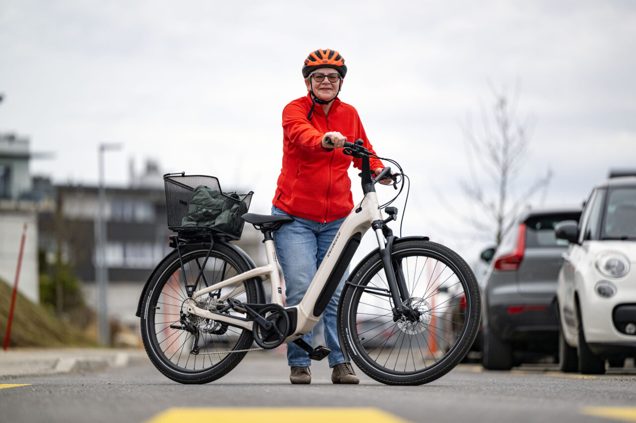 Gunilla Mattsson a pris confiance en son vélo électrique après avoir suivi le cours e-bike du TCS.
